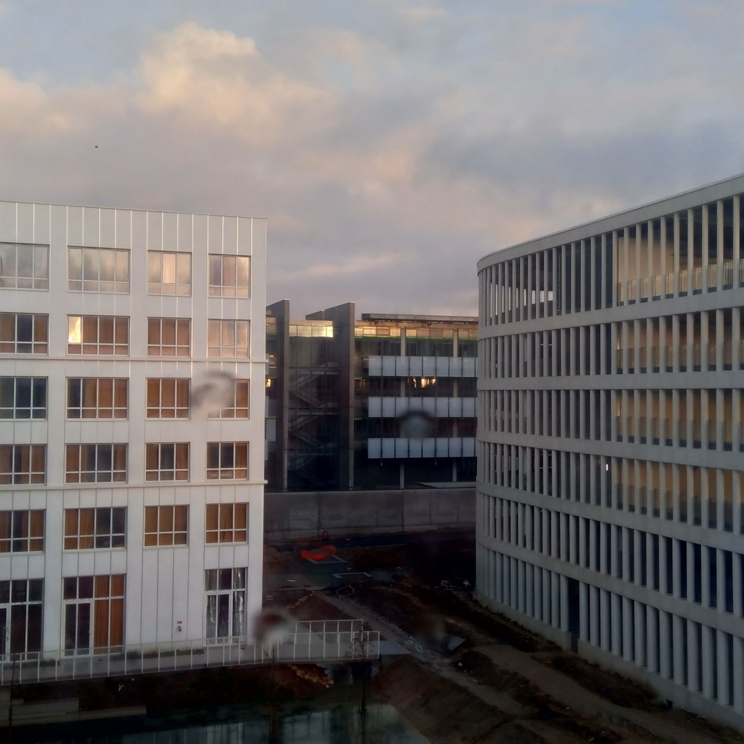 le parking à droite